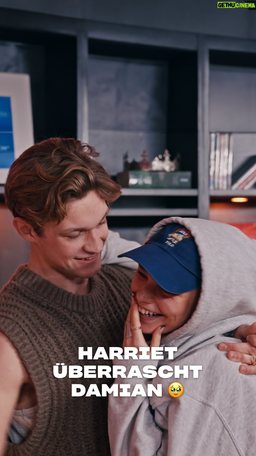 Damian Hardung - 72.2K Likes - POV: Du bist am Arbeiten und plötzlich kommt SIE rein 🥹 Das komplette Video mit @damianhardung gibt's auf dem YouTube-Kanal von @primevideode!
#DamianHardung #HarrietHerbigMatten #MaxtonHallMonday #MaxtonHallOnPrime #MonaKasten #MaxtonHall @harriet.herbigmatten