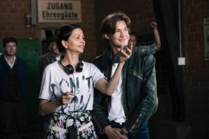 Damian Hardung Instagram - Irgendwie nimmt man ja doch immer was von einer Rolle mit. Und Winne sprüht vor naiver Leichtigkeit, er zerlacht den Konflikt, tanzt zu seiner Musik, auch wenn niemand sie hören würde. Und ich habe diesen Dreh geliebt, auch wenn niemand das Produkt sehen würde. Böse gesagt, geht es mir eh nur darum was ich selber fühle beim Drehen. Die Serie läuft ganz sicher auch irgendwann linear (11.3 oder so) im Ersten, aber vor allem, für alle die, wie ich nicht genau wissen wozu es eigentlich ein Fernsehkabel gibt und warum die Steckdosen da immer so komisch aussehen, ab morgen in der ARD Mediathek. Und wer weiß, vielleicht fühlst du ja auch was beim Sehen, dann macht das schon Zwei || Unsere wunderbaren Jahre 2 - ab 04.03 @ardmediathek