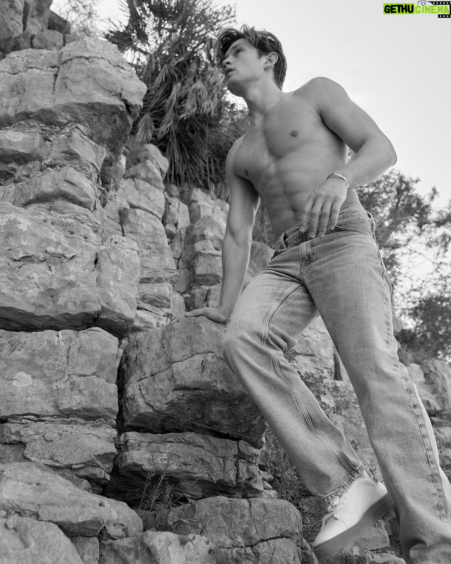 Damian Hardung - 168.7K Likes - So @gant gave @eno.de.wit and me the opportunity to take their collection abroad and play around with it. This is what we did with it. #ad/anzeige #gant
pictures: @eno.de.wit
in co-production w/ @_julia_preiss_