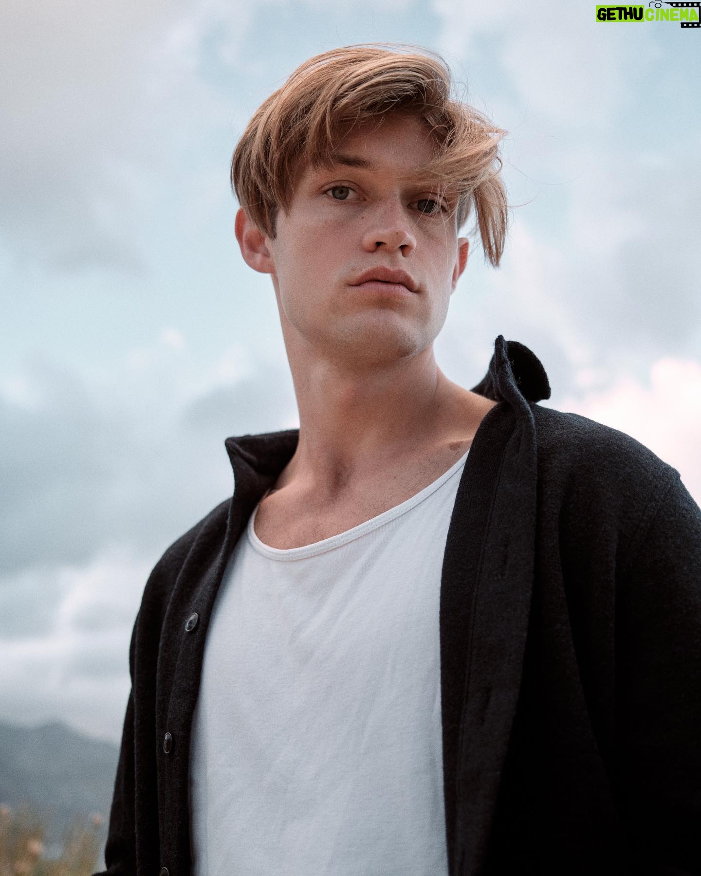 Damian Hardung - 90.7K Likes - Vielen, vielen Dank für all die lieben Nachrichten. Ich fühle mich beglückt und überwältigt. Ganz warm ums Herz. Wer will kann @gesternwarenwirnochkinder noch in der @zdfmediathek gucken. So Long, Grüße aus Sicily | pic by the best (and best friend) @eno.de.wit