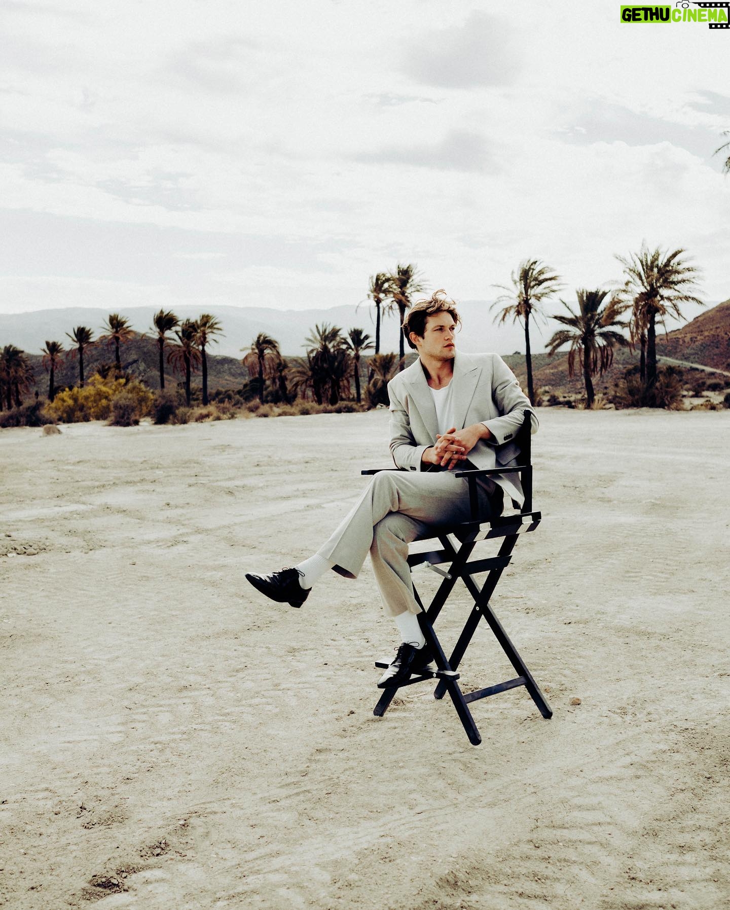 Damian Hardung - 487.6K Likes - went to the desert
by @phepper
