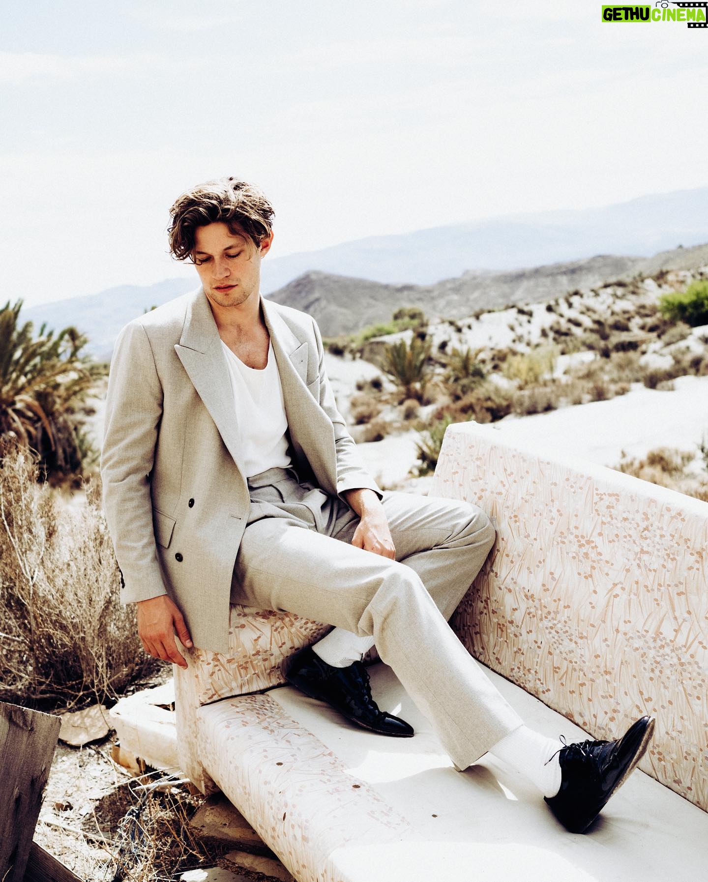 Damian Hardung - 487.6K Likes - went to the desert
by @phepper