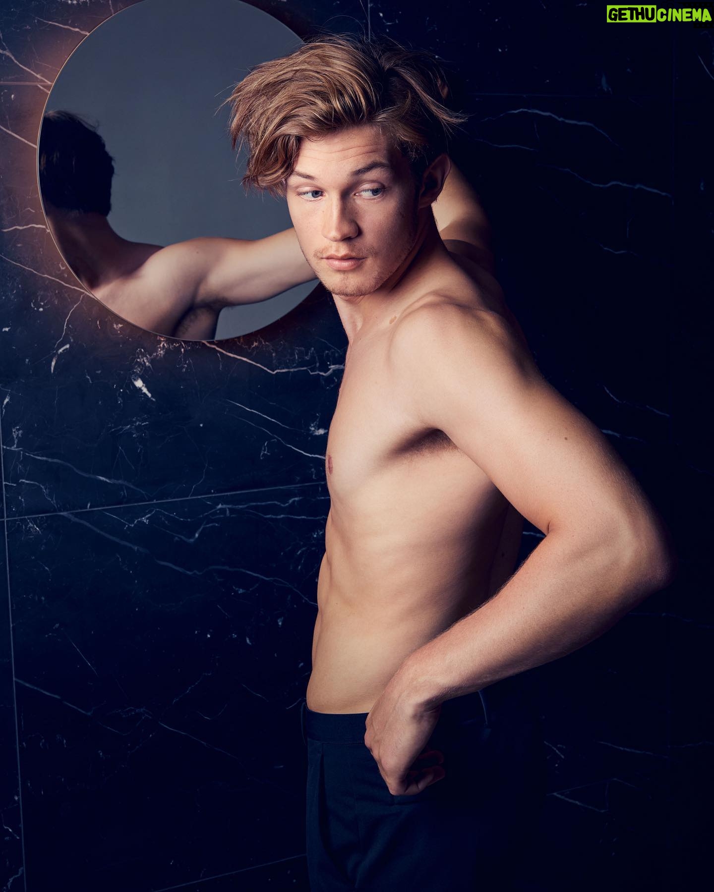 Damian Hardung - 51.5K Likes - rehearsal tomorrow for the 2nd season of @howtoselldrugsonlinefast 💊 Meanwhile Dan is getting in shape again and hitting the gym in #howtobecomedanfast 🏃🏽♂️ | huge thanks to @mitoderohneeis for the shoot!