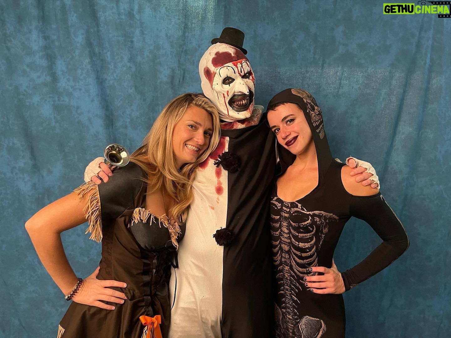 Damien Leone - 5.5K Likes - Seeing my Terrifier family reunited in costume is everything ❤️😩🤡 #terrifier #arttheclown #tara #dawn #chillertheater #con #halloween