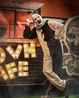 Damien Leone Instagram - One more Day until the Clown Cafe 🔥🤡 Terrifier 2 premieres tomorrow! Nationwide in over 800 theaters! Photo by @jeffharrisphoto 🤘🏻 #terrifier2 #tomorrow #intheaters