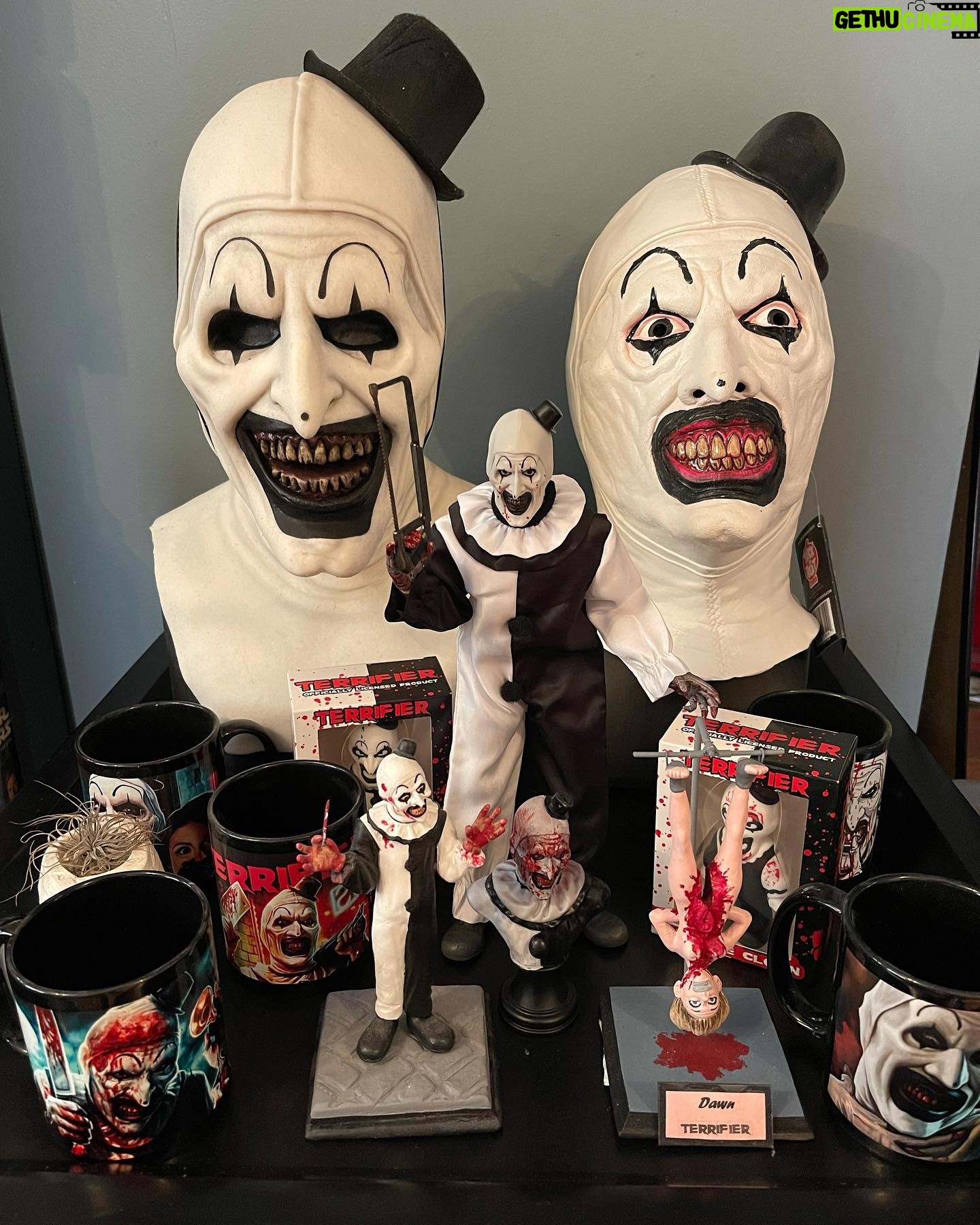 Damien Leone - 12.6K Likes - So insanely grateful that a tiny piece of my imagination resonated so positively with horror fans and so thankful for all of the incredibly talented people who helped me bring it to life ✨❤️🙏🏻 Although my apartment is quickly turning into an unmanageable Terrifier shrine, I’m also grateful for the amazing companies I’ve gotten to collaborate with over the last couple of years. Thank you for believing in Art the Clown and for the amazing products you’ve produced! 🙏🏻🔥🤡👊🏻 @trick_or_treat_studios @terrorthreads @immortalmasks @knuckleheadzltd @barry_the_clayguy @hellonshirts #grateful #terrifier #terrifier2 #arttheclown #collectibles