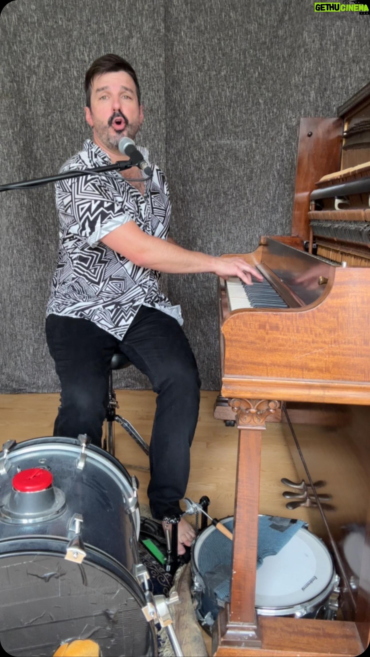 Damien Robitaille - 895 Likes - HEROES • David Bowie