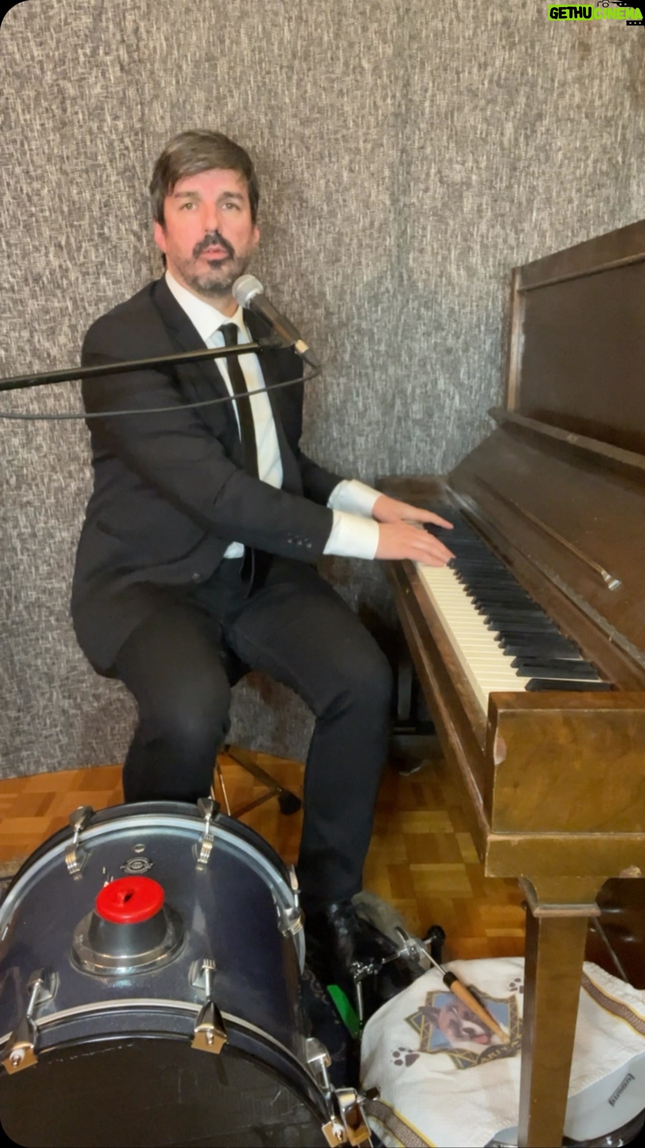 Damien Robitaille - 1K Likes - SWEET DREAMS • Eurythmics