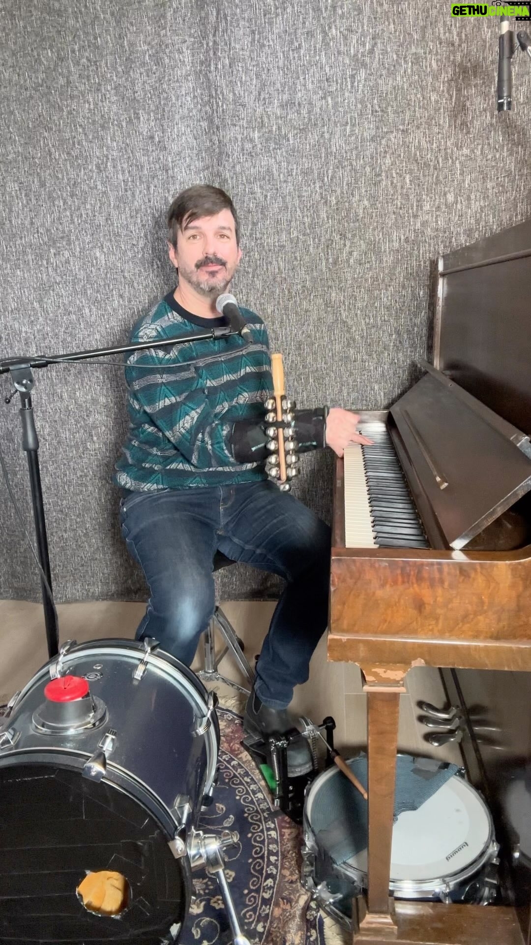 Damien Robitaille - 885 Likes - NOEL ONCE AGAIN • Damien Robitaille
My new Christmas Song ! You’ve heard of the First Noel…well now it’s back with a vengeance, it’s Noel Once Again !!
Ma nouvelle Chanson de Noël et un nouvel instrument : Le Grelot d’avant bras !
@audiogram_ @9e_vague @rpmpromotion