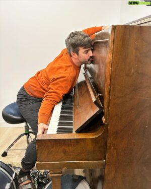 Damien Robitaille Instagram - REUNITED ! RÉUNIS !

4 months ago when I moved,  I had to leave my favorite piano behind.  An old 1930s Heintzman. It’s the piano on which I made most of my videos during the pandemic.  Along with my dog Suki,  she was my best friend.  Today we were finally reunited ! I missed her so much.  Can’t wait for us to make new music together.

Il y’a 4 mois lors de mon déménagement de Longueuil à Beloeil, j’ai dû laisser derrière mon piano préféré.  C’est sur ce vieux Heintzman que j’ai créé la grande majorité de mes vidéos pendent la pandémie.  À l’exception de ma chienne Suki, c’était mon meilleur ami.  Finalement aujourd’hui nous avons été réunis !  Il me manquait tellement.  Là j’ai hâte de voir quelle musique nous allons créer ensemble 😄