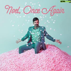 Damien Robitaille Instagram - NOEL ONCE AGAIN is officially out ! You can finally listen to my new song on all digital platforms.  Let me be the first to say Merry Christmas !!

NOEL ONCE AGAIN est finalement disponible sur toutes les plateformes.  Je me permet d’être le premier à vous souhaiter Joyeux Noël !

@audiogram_  @9evague @annexe.media 
📸 @felix.renaud 
🎧 @carlbastien @nickroberge 
🎤 @aloysiusbell @tinaleonofficial 
🥁 @dimsunk
👔 @melaniebrisson_styliste
