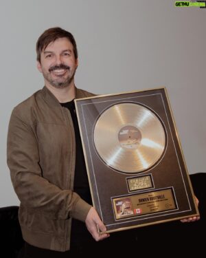 Damien Robitaille Instagram - Hier soir j’ai reçu mon premier disque d’or pour Homme Autonome ! 

Last night I was presented with my first gold record for the album Homme Autonome !

@audiogram_ @9e_vague @jean_francois_lemieux @carlbastien @mylenetapp @alexismartin_batteur @marc.chartrain @tinaleonofficial @dawncumberbatch13
📸 @camillegladudrouin