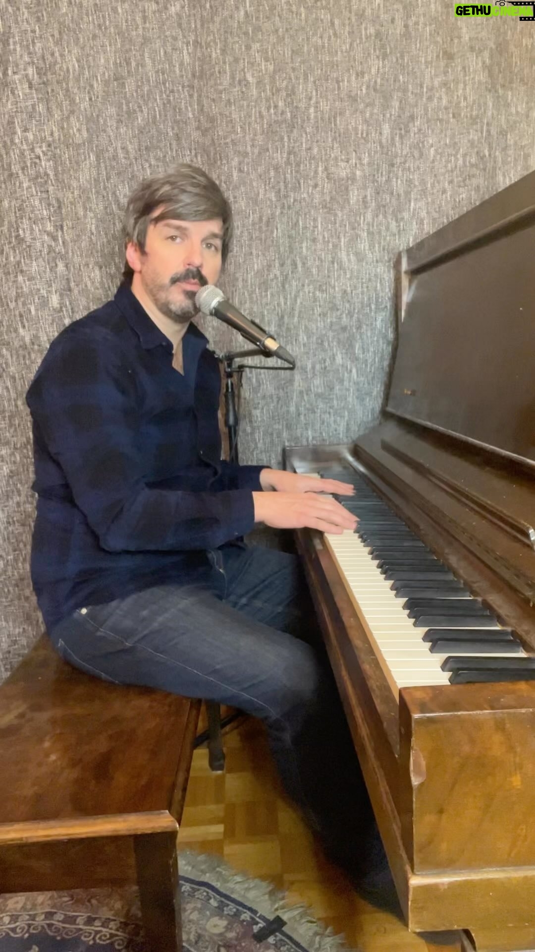 Damien Robitaille - 1.5K Likes - ASTRONAUTE
Chanson écrite pour mon père qui est décédé d’un cancer à l’âge de 47 ans. Á l’époque je ne réalisais pas qu’il était si jeune, mais en apprenant la triste nouvelle sur Karl Tremblay ma perception a complètement changé. J’aimerais offrir toutes mes condoléances à Marie Annick et ses enfants.