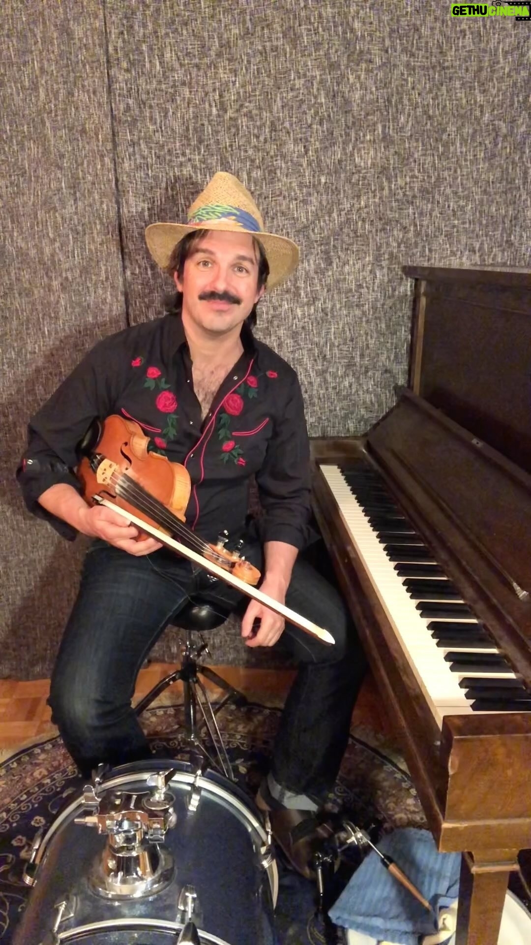Damien Robitaille - 1K Likes - COTTON EYE JOE !