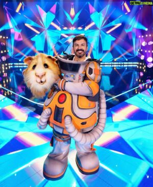 Damien Robitaille Instagram - C’est fini l’aventure de l’Astronaute / Cochon Dingue. J’ai adoré mon voyage à travers la galaxie “Chanteurs Masqués”  Merci pour cette belle expérience unique! @chanteursmasquestva @tvareseau

I had a great time on the Quebecois version of the “Masked Singer” What a unique experience 🤣