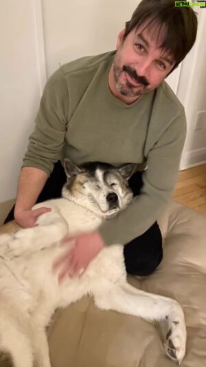 Damien Robitaille Instagram - De mon angle elle avait l’air bien 🤣  From my point of view she looked really comfy 😂