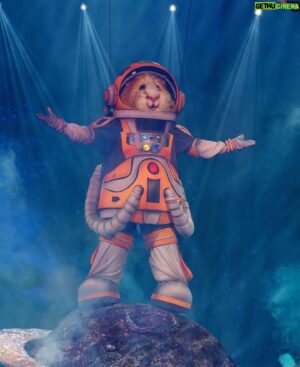 Damien Robitaille Instagram - C’est fini l’aventure de l’Astronaute / Cochon Dingue. J’ai adoré mon voyage à travers la galaxie “Chanteurs Masqués”  Merci pour cette belle expérience unique! @chanteursmasquestva @tvareseau

I had a great time on the Quebecois version of the “Masked Singer” What a unique experience 🤣
