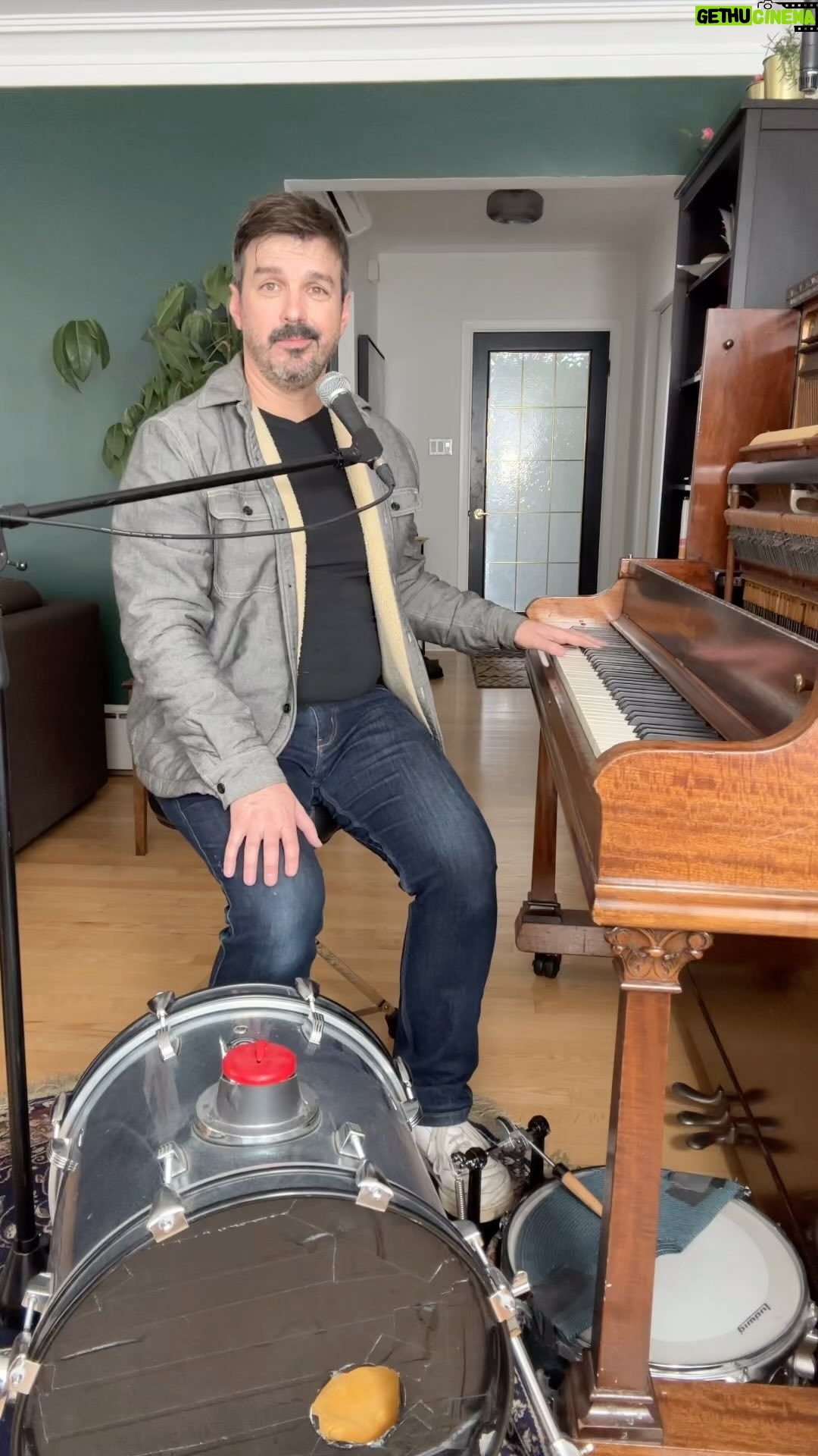 Damien Robitaille - 1.3K Likes - DANCING ON MY OWN • Robyn
Song of the Day / Chanson du Jour #323