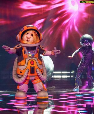 Damien Robitaille Instagram - C’est fini l’aventure de l’Astronaute / Cochon Dingue. J’ai adoré mon voyage à travers la galaxie “Chanteurs Masqués”  Merci pour cette belle expérience unique! @chanteursmasquestva @tvareseau

I had a great time on the Quebecois version of the “Masked Singer” What a unique experience 🤣