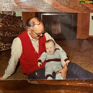 Damien Robitaille Instagram - Richard Steinberg « Bumpa » 😢1927-2024  My grandfather was my idol.  Because of him I love birdwatching, puzzle making, reading, grapefruits, scotch, sailing, old red tractors, travelling, history, dad jokes, running, swimming like a humpback whale, whisker rubs, atlases, classical piano music, crossword puzzles, wood chopping etc… Such a great man. Still hope to be like him.  Love you Bumpa.

Mon grand-père c’était mon idole.  A cause de lui j’adore observer les oiseaux, faire des casse-têtes, lire des livres  d’histoire et des Atlas, manger des pamplemousses, boire du scotch, faire de la voile, faire des tours sur des vieux tracteurs rouges, voyager le monde, faire des mauvais jeux de mots, jouer du piano classique, faire des mots croisés bucher du bois, nager comme une baleine à bosse, faire du jogging etc… Quel grand homme.  J’aspire encore être comme lui.  Je t’aime Bumpa.