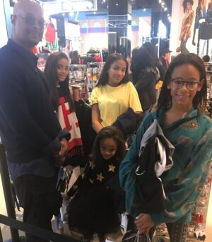Damon Wayans Instagram - Took my ladies shopping today... broke me but I’m happy ❤️😍