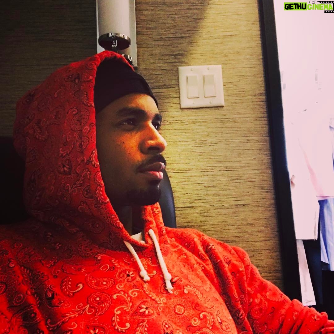 Damon Wayans Jr. - 5.8K Likes - I'm a gentleman, but I'm a freak. Like I'll hold the door open for you, but then I'll pull your hair, so you can't walk inside