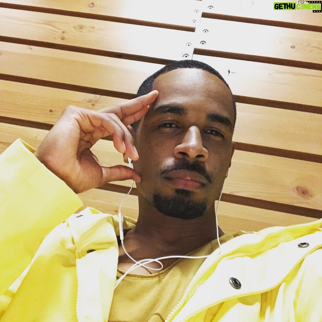 Damon Wayans Jr. - 8.3K Likes - Whenever I take a picture with a girl, I put my hand on her stomach so it looks like she's carrying my baby.