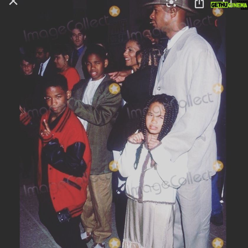 Damon Wayans Jr. - 8.7K Likes - #Fbf
Mi familia. @its_mike_bro @caramiawayans @damonkwayans #mommy
My pants and shoes tho 😂
This was the Major Payne premiere