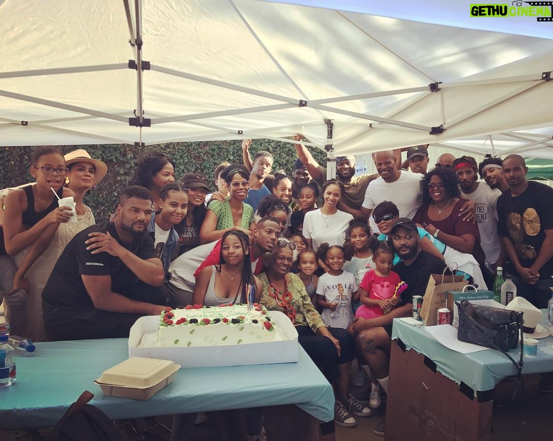 Damon Wayans Jr. - 6.1K Likes - Family day 😎
Way too many wayans :)
