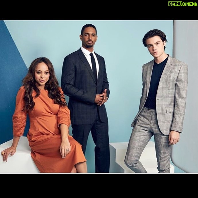 Damon Wayans Jr. - 12.9K Likes - The cast of my new show #HappyTogether . Premiere’s October 1st on CBS.
It’s basically ‘Different Strokes’ in reverse. A black couple adopt a white child and make him do a ton of yard work for free.
Jk. He’s a pop star, I’m his accountant & he moves in with us. But I’d definitely watch a reverse ‘Different Strokes’ show.
Happy Together is laugh out loud funny. Tune in! 😎
#entertainment
#BlackMrDrummond
#Beyonce