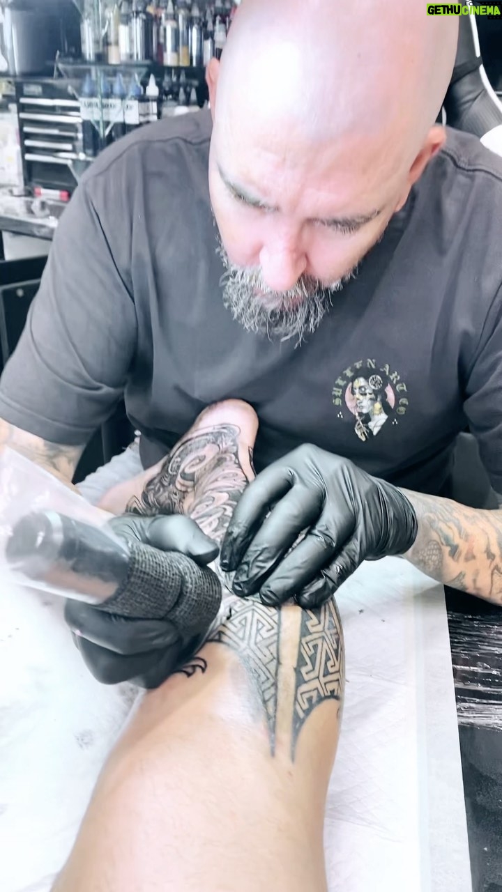 Dan Hooker - 44.1K Likes - Can’t wait to wrap these babies around someone’s skull. 😂
Cheers to the bro @rod_dawsontattoo for guiding me towards something that I’m absolutely stoked with.
Can’t recommend the squad at @stainedskintattooakl enough 🙏🔥