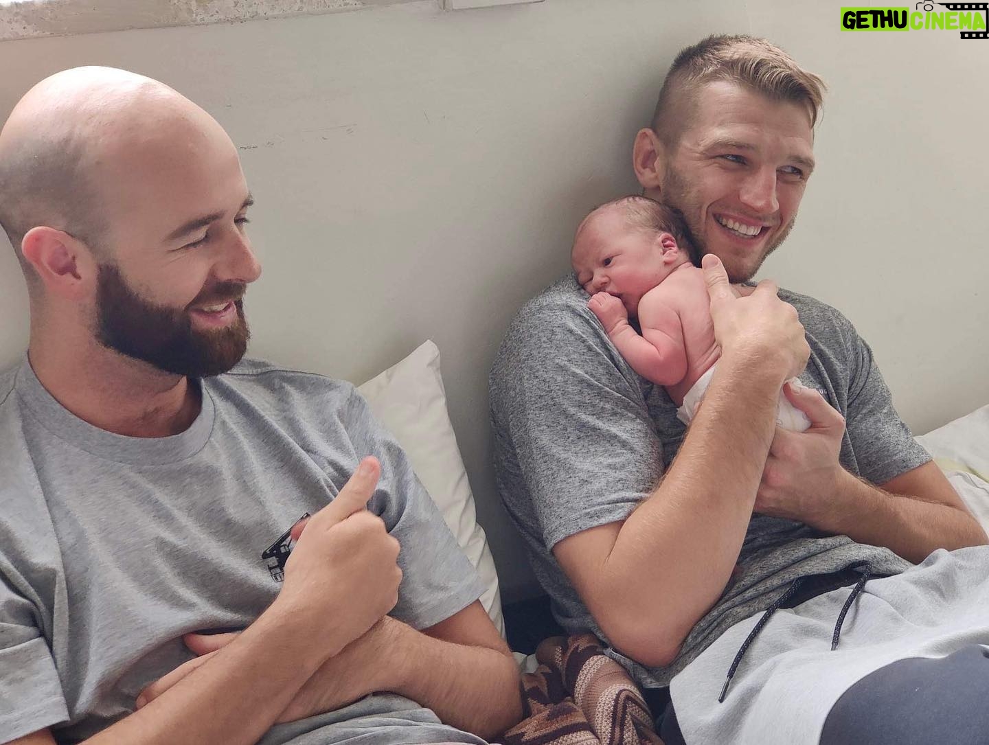 Dan Hooker - 22.3K Likes - Me best mate just made a human. 💝
Congrats @bevybones & @aneiawarner been a wild ride for ya the last couple months. 🏄♂️😂