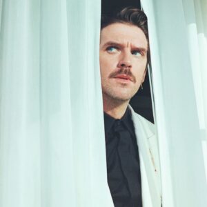 Dan Stevens Instagram - Always a treat shooting with @selashiloni (yes, the @billnye guy...) en route to the @abigailthemovie premiere last night... 🧛‍♀️🩰

...

🛍️ @ecduzit 
🎨 @sonialeeartistry 
💇‍♀️ @serasloane 
💅 Q Salon