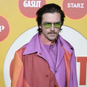 Dan Stevens Instagram - GASLIT premiere at The Met! 

@starz April 24

🌈 @licong_gong123 
🕶️ @akila.la 
🔭🛍️ @mjonf 
🖌️ @rheannewhite 
💅 Element Nails, Lexington Ave, NY

@gaslitstarz 
@metmuseum