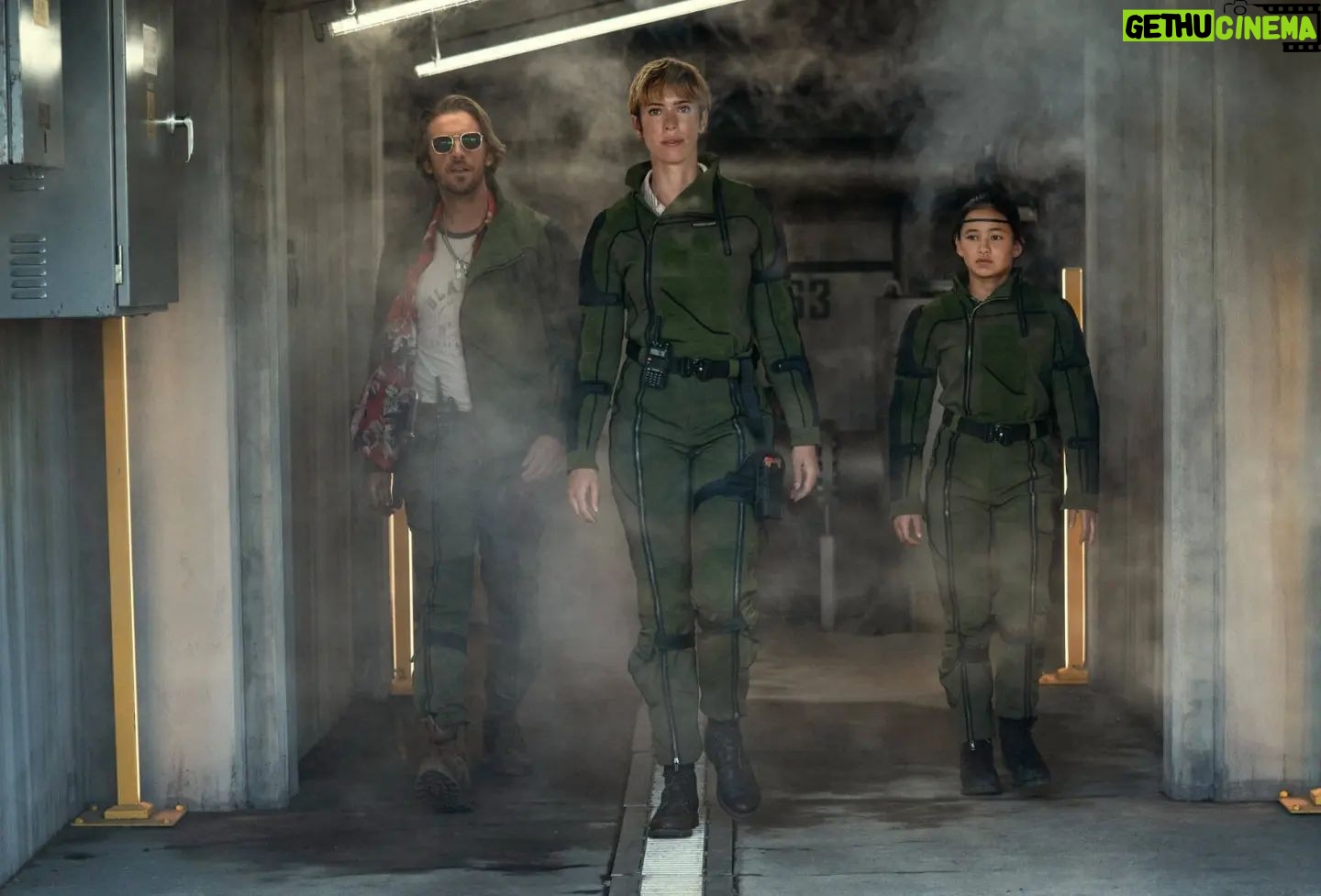 Dan Stevens - 11.2K Likes - Walking the Monarch SS24 runway show in their new, improved flight suit. Style it open or closed for peak Hollow Earth chic...
@godzillaxkong
🦖x🦍
