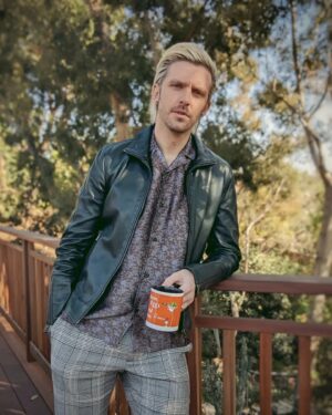 Dan Stevens Instagram - Press Day for GASLIT, premiering April 24th @starz #TCAs @gaslitstarz

🕵️‍♂️🇺🇸📼👨‍⚖️

🖌️ @sonialeeartistry 
🛍️ @mjonf