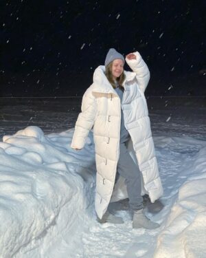 Dana Abyzova Instagram - Мне трудно отказываться от работы , я люблю много работать , но вот я поняла , что выходные всё таки нужны !))) 🤍С Новым годом !))