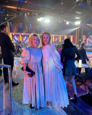 Dana Batulková Instagram - Dneska mě na Stardance vzala sama “bývalá” královna parketu💃🏼
Já ty večery miluju!

Za půjčení šatů obě moc děkujeme @martinkohout_ ✨