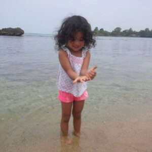 Dana Christina Instagram - Happynya Cucuku main di pantai...😘😘❤❤