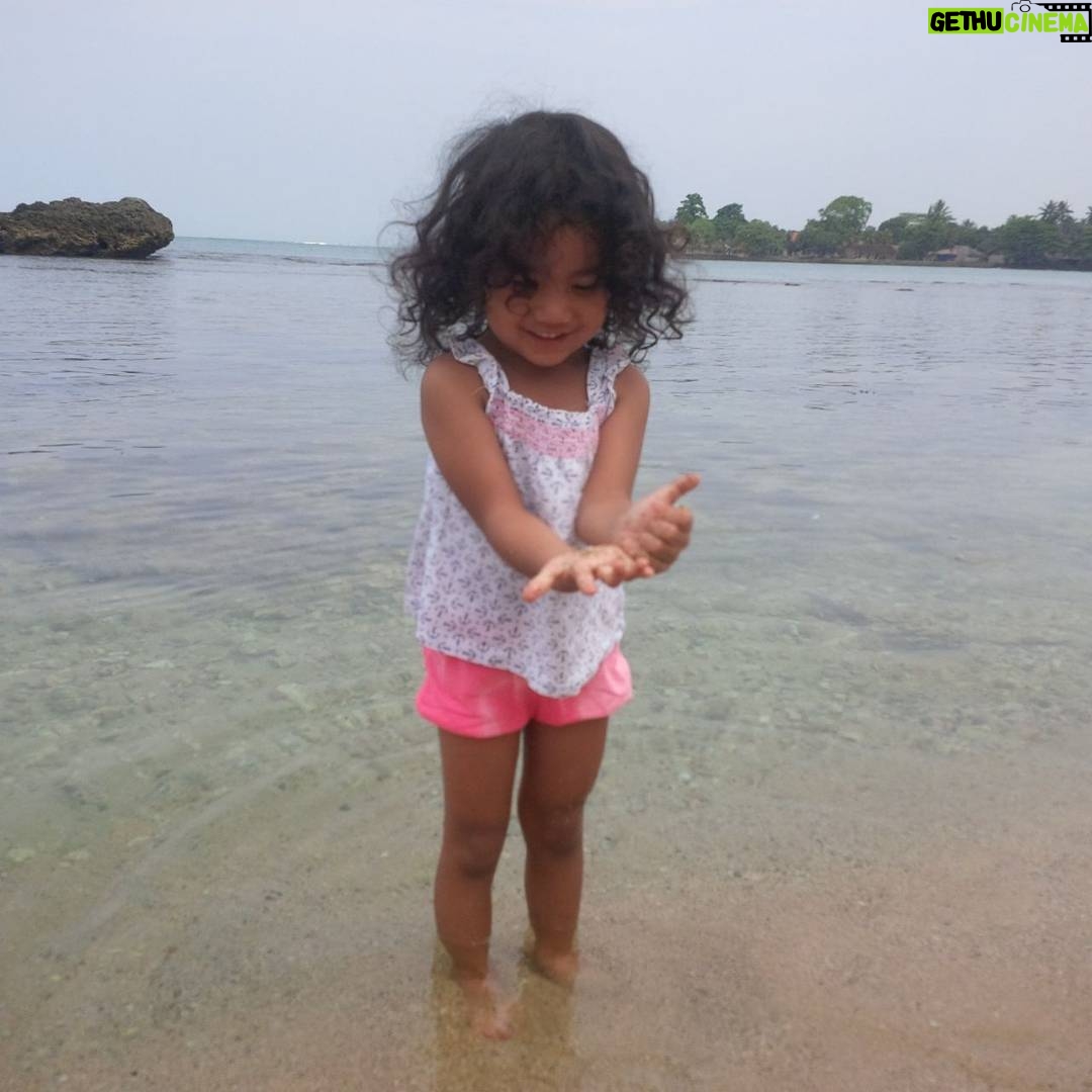 Dana Christina - 33 Likes - Happynya Cucuku main di pantai...😘😘❤❤