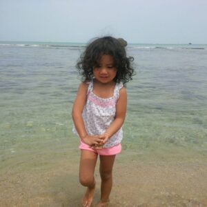 Dana Christina Instagram - Happynya Cucuku main di pantai...😘😘❤❤