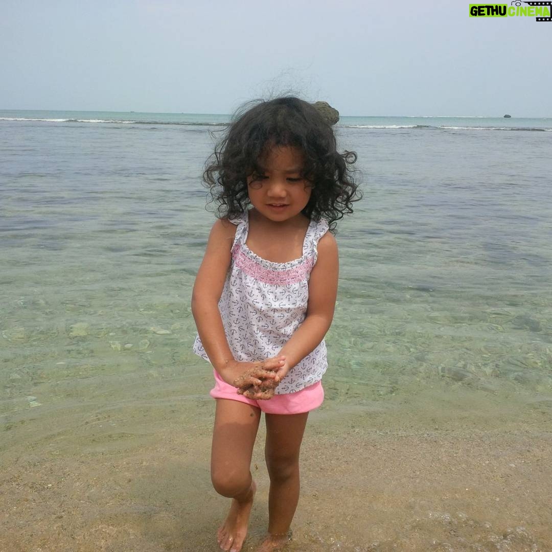Dana Christina - 33 Likes - Happynya Cucuku main di pantai...😘😘❤❤