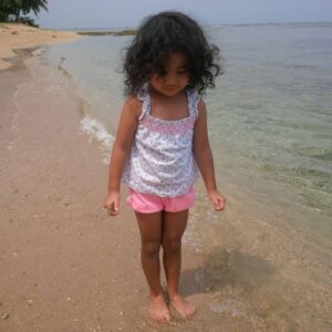 Dana Christina Instagram - Happynya Cucuku main di pantai...😘😘❤❤