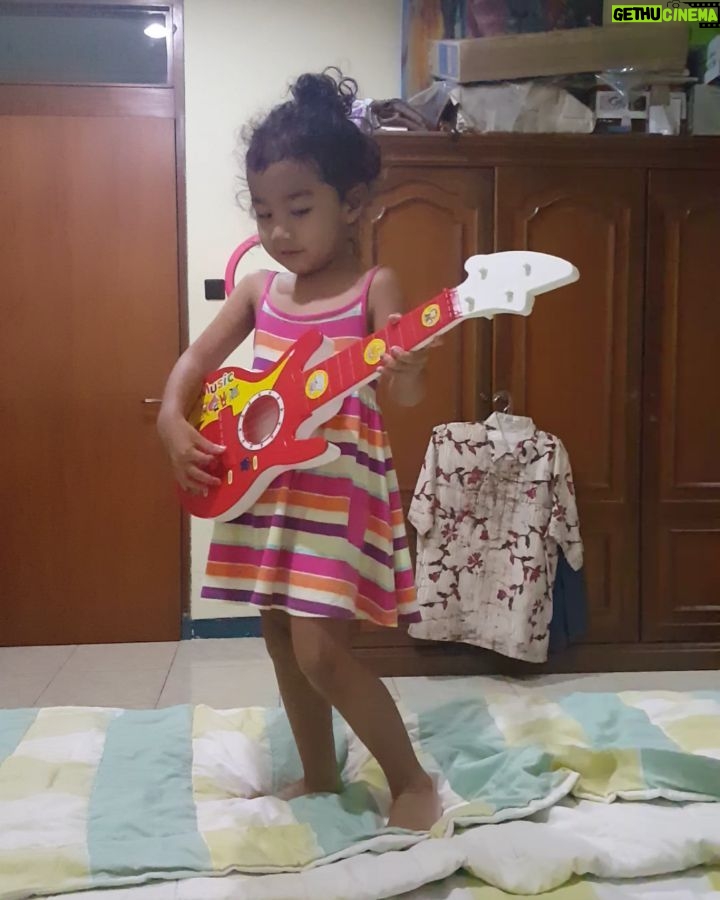 Dana Christina - 36 Likes - Nanti kalau besar Melayani Tuhan ya Sayang..love u Emilie..JBU.