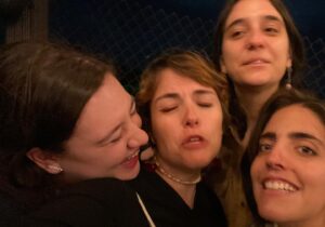 Danae Reynaud Instagram - Hoy es cumpleaños de la persona más maravillosa que he conocido en mi vida.
En las buenas , las maravillosas y en las pésimas , más de la mitad de nuestra vida nos hemos acompañado. Son 28 años de crecimiento, de aprendizaje, de belleza, de fiestas y miedos superados. Ando estupida y sin palabras pero eres lo mas enorme, la compañía mas preciosa que podría haber pedido. Yo creo que nuestras almas se eligieron y tuvimos la suerte de encontrarnos en este plano de realidad. Qué privilegio tenerte cerca. Y qué pinche hermosa estás.
Sabemos que la vida es corta, y por eso celebrar que seguimos vivos no es cualquier cosa. Pero en esta vuelta al sol, ademas has cumplido tanto y tan bello. Estoy orgullosa de ti. Gracias por dejarme experimentar un amor tan limpio y honesto. Gracias por enseñarme tanto sobre la vida. Gracias por todo lo que eres. Felicidades por estos años y que vengan muchos más