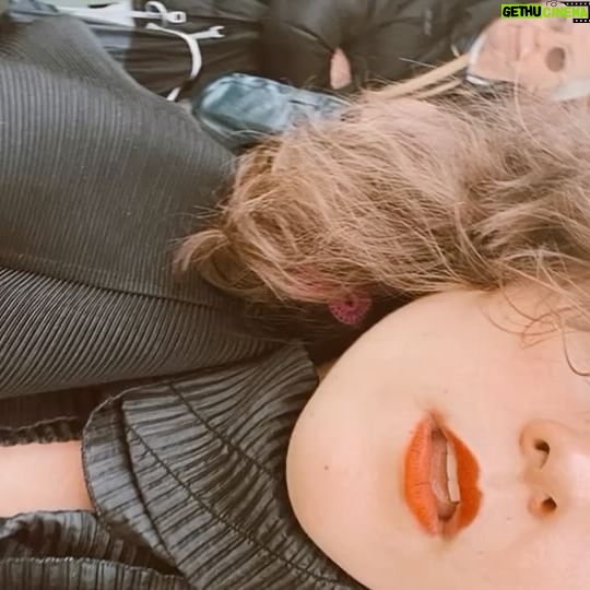 Danae Reynaud - 3 Likes - Drop Venecia.
De cómo 2024 es el aƱo que me recompensa con el lujo del amor, la compaƱĆa y la diversión, el noble acto de fracasar en todo lo demĆ”s.
No ya neta⦠sin victimizarme: El aƱo pasado fue el peor de mi vida, y tenĆa mucho trabajo. Este aƱo estoy casi que pidiendo limosna, y sin embargo, la vida me anda premiando con cosas chidas (trabajo no) , como el tiempo con mi familia, la incondicionalidad de mis amigos, aventuras improvisadas y ⦠el Ć©xito. No de la forma que acostumbro; de otra forma mĆ”s humilde. MĆ”s como un āNadie me contrata pero la gente que me quiere estĆ”n seguros de que no es el finā, āNo entiendo por quĆ© pero todos juran que volverĆ© al ruedoā, āEstoy llorando pero no puedo quedarme ahĆ porque siempre llega alguien con quien me cago de risaā, āNo soy ninguna Estrella pero hace varios meses que no muere ningĆŗn pilar de mi vida y me siento bienā, āNo sĆ© quĆ© sigue pero hey? Un viajecito?ā QUĆ??? WOW! QuĆ© es esto??? Obvio hablo desde un privilegio magnĆ”nimo pero en serio quĆ© vasito mĆ”s pinche este en el que me hundo.
Sin vergüenza, amo mi bĆŗsqueda de mĆ”s. Me enorgullece saber que soy mediocre (para poder aspirar a mejorar) ⦠Sin embargo la lección de estos meses es otra. No es āexĆgete mĆ”sā, es ⦠āRECIBEā. Y quĆ© lindo ha sido (y quĆ© difĆcil)
Me siento agradecida de ser exigente y de saber verle lo catastrófico a las cosas mĆ”s estĆŗpidas del mundo. Pero tambiĆ©n de saber que no es real. No hay de quĆ© quejarse. Nado en abundancia (la neta). AsĆ que recibo y agradezco⦠y mando besos a todos los que la estĆ”n pasando mal por algo que saben que se va a arreglar. Brindo buzón abierto para las quejas (soy la primera). Pero mientras tanto⦠chsm, disfruten todo: estĆ” bien chido estar aquĆ nomas porque sĆ.