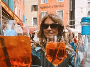 Danae Reynaud Instagram - Drop Venecia.
De cómo 2024 es el año que me recompensa con el lujo del amor, la compañía y la diversión, el noble acto de fracasar en todo lo demás.
No ya neta… sin victimizarme: El año pasado fue el peor de mi vida, y tenía mucho trabajo. Este año estoy casi que pidiendo limosna, y sin embargo, la vida me anda premiando con cosas chidas (trabajo no) , como el tiempo con mi familia, la incondicionalidad de mis amigos, aventuras improvisadas y … el éxito. No de la forma que acostumbro; de otra forma más humilde. Más como un “Nadie me contrata pero la gente que me quiere están seguros de que no es el fin”, “No entiendo por qué pero todos juran que volveré al ruedo”, “Estoy llorando pero no puedo quedarme ahí porque siempre llega alguien con quien me cago de risa”, “No soy ninguna Estrella pero hace varios meses que no muere ningún pilar de mi vida y me siento bien”, “No sé qué sigue pero hey? Un viajecito?” QUÉ??? WOW! Qué es esto??? Obvio hablo desde un privilegio magnánimo pero en serio qué vasito más pinche este en el que me hundo.
Sin vergüenza, amo mi búsqueda de más. Me enorgullece saber que soy mediocre (para poder aspirar a mejorar) … Sin embargo la lección de estos meses es otra. No es “exígete más”, es … “RECIBE”. Y qué lindo ha sido (y qué difícil)
Me siento agradecida de ser exigente y de saber verle lo catastrófico a las cosas más estúpidas del mundo. Pero también de saber que no es real. No hay de qué quejarse. Nado en abundancia (la neta). Así que recibo y agradezco… y mando besos a todos los que la están pasando mal por algo que saben que se va a arreglar. Brindo buzón abierto para las quejas (soy la primera). Pero mientras tanto… chsm, disfruten todo: está bien chido estar aquí nomas porque sí.