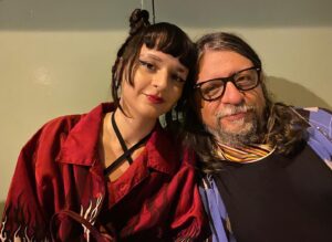 Danae Reynaud Instagram - Ya casi me toca despedirme de este país. Aún no tengo que decirle adiós a mi personaje, ni al proyecto que me trajo aquí (sino estaría toda devastada en vez de escribiendo esto) pero un país entero que fue casa y cobijo de tres meses no es poca cosa. Es, al menos, razón de un agridulce abrazo de partida.
Mi Montevideo y su cielo, el vuelo más esperado después del año más interrumpido de la historia... ¿Cómo hablar de tantos cambios? De los ciclos que se cerraron (¡y ojalá los que se abrieron!), de los círculos de piel herida que se curaron de repente, del colorsito nuevo de una tez tocada por un sol diferente, más blanco (quesque hay un hueco en la capa de ozono, dicen) ¿Cómo decir adiós a una vida de princesa en cuarto de hotel, a las idas descalza por la ruta de emergencia al cuarto de @naianaianaian , la comunicación pared a pared con @hozemelendez , las variadas idas a cenar a los mismos siete lugares, como si fuésemos citadinos veteranos y conocedores que ya probaron todos los sabores de la ciudad en la que decidieron envejecer? ¿Cómo hablar de la bocanada de aire (viento, brisa uruguasha) que me vino a limpiar de tanta mugre? ¿De los libros que no quería comprar pero que me llevo conmigo muy a mi pesar (sarcasmo)? De las canciones que me pusieron tantos de ustedes, ya bien guardadas en mi playlist. De @gustavotaretto que me ha visto llorar diez veces por lo mucho que me conmueve esto que está(mos) haciendo. De la buena onda y el crew más alivianado, y las conversaciones que no tuve, pero más por las que sí tuve. Montevideo y sus sorpresas, sus epifanías, sus encuentros imprevistos y sus repentinas reconciliaciones, sus insaboros aguacates (paltas) y confusas indicaciones gastronómicas, sus carcajadas en medio de Ciudad Vieja, sus adorables habitantes y ese cajón-maleta ExtraExtraLarge de recuerdos que me llevaré cargando para toda la vida. Gracias Uruguay, la ciudad a la que vine a trabajar, pero que traía consigo venir a hacer mucho más que eso. Nos volveremos a ver (nos seguimos viendo).