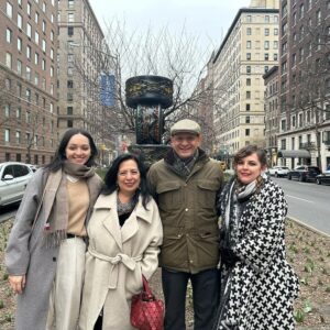 Danae Reynaud Instagram - NYC dump.
Me siento muy consentida
de encontrar familia en tantas latitudes.
Nadie me cree que estoy agobiada y desempleada por toda esta abundancia que me rodea. Gracias ma por invitarme a acompañarte , y a mi por haber creado lazos tan chidos con los mejores especímenes humanos.
1. Rosé con mamá 
2. Una bien jugosa por favor (cuadro de Hopper)
3. Cami, Itala y un Betsabee Romero en Park Avenue
4. Una hermana
5. Aliados serendipias
6. Ady que es familia más que la familia
7,8 y 9. Momentos con ellas
10. Rula desde bebecitas