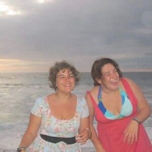 Danae Reynaud Instagram - Hoy es cumpleaños de la persona más maravillosa que he conocido en mi vida.
En las buenas , las maravillosas y en las pésimas , más de la mitad de nuestra vida nos hemos acompañado. Son 28 años de crecimiento, de aprendizaje, de belleza, de fiestas y miedos superados. Ando estupida y sin palabras pero eres lo mas enorme, la compañía mas preciosa que podría haber pedido. Yo creo que nuestras almas se eligieron y tuvimos la suerte de encontrarnos en este plano de realidad. Qué privilegio tenerte cerca. Y qué pinche hermosa estás.
Sabemos que la vida es corta, y por eso celebrar que seguimos vivos no es cualquier cosa. Pero en esta vuelta al sol, ademas has cumplido tanto y tan bello. Estoy orgullosa de ti. Gracias por dejarme experimentar un amor tan limpio y honesto. Gracias por enseñarme tanto sobre la vida. Gracias por todo lo que eres. Felicidades por estos años y que vengan muchos más